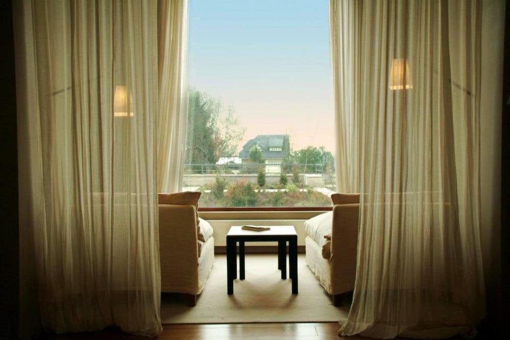 Enjoy Puerto Varas Buitenkant foto A view from a room at the Taj Mahal Palace