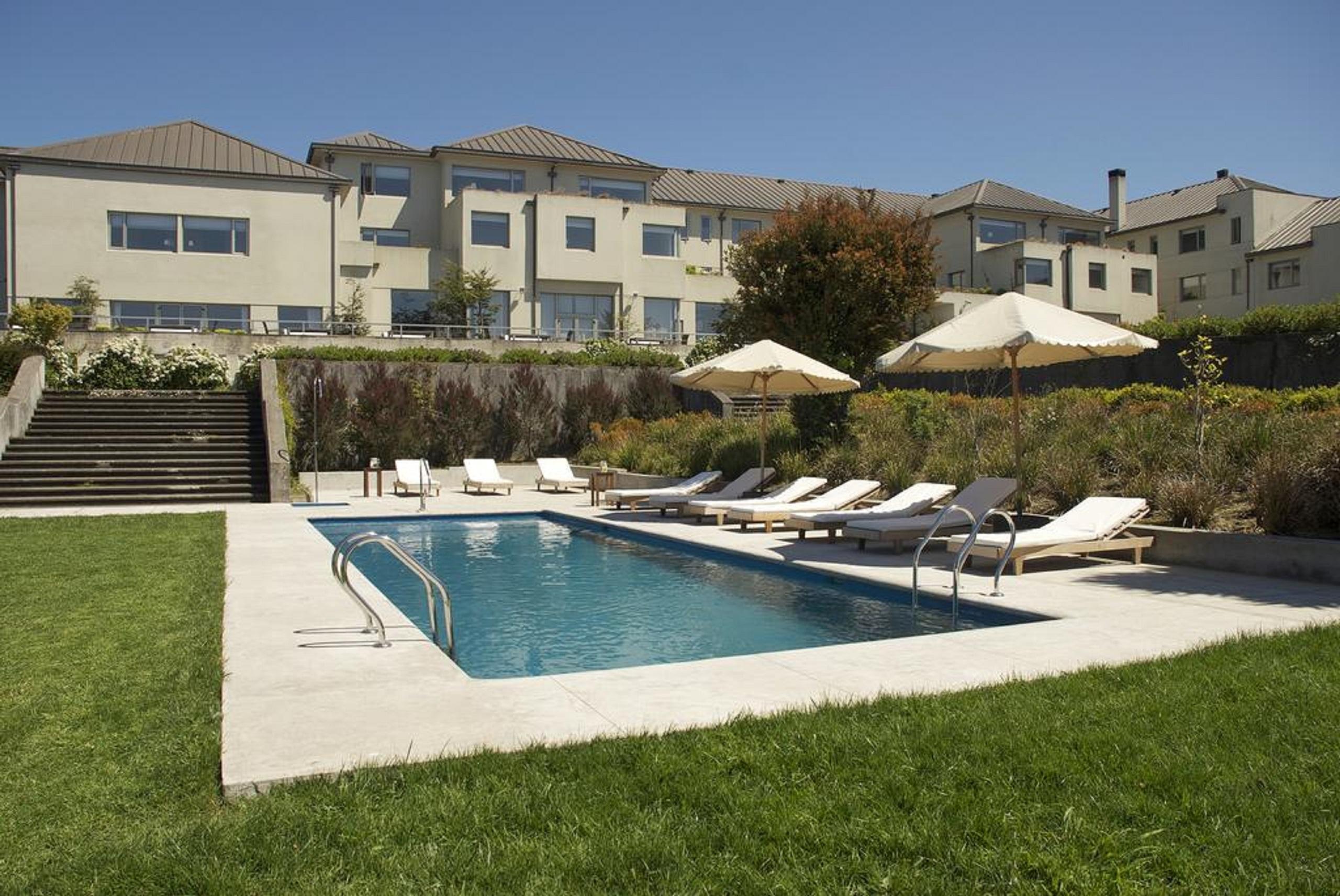 Enjoy Puerto Varas Buitenkant foto The swimming pool at the hotel
