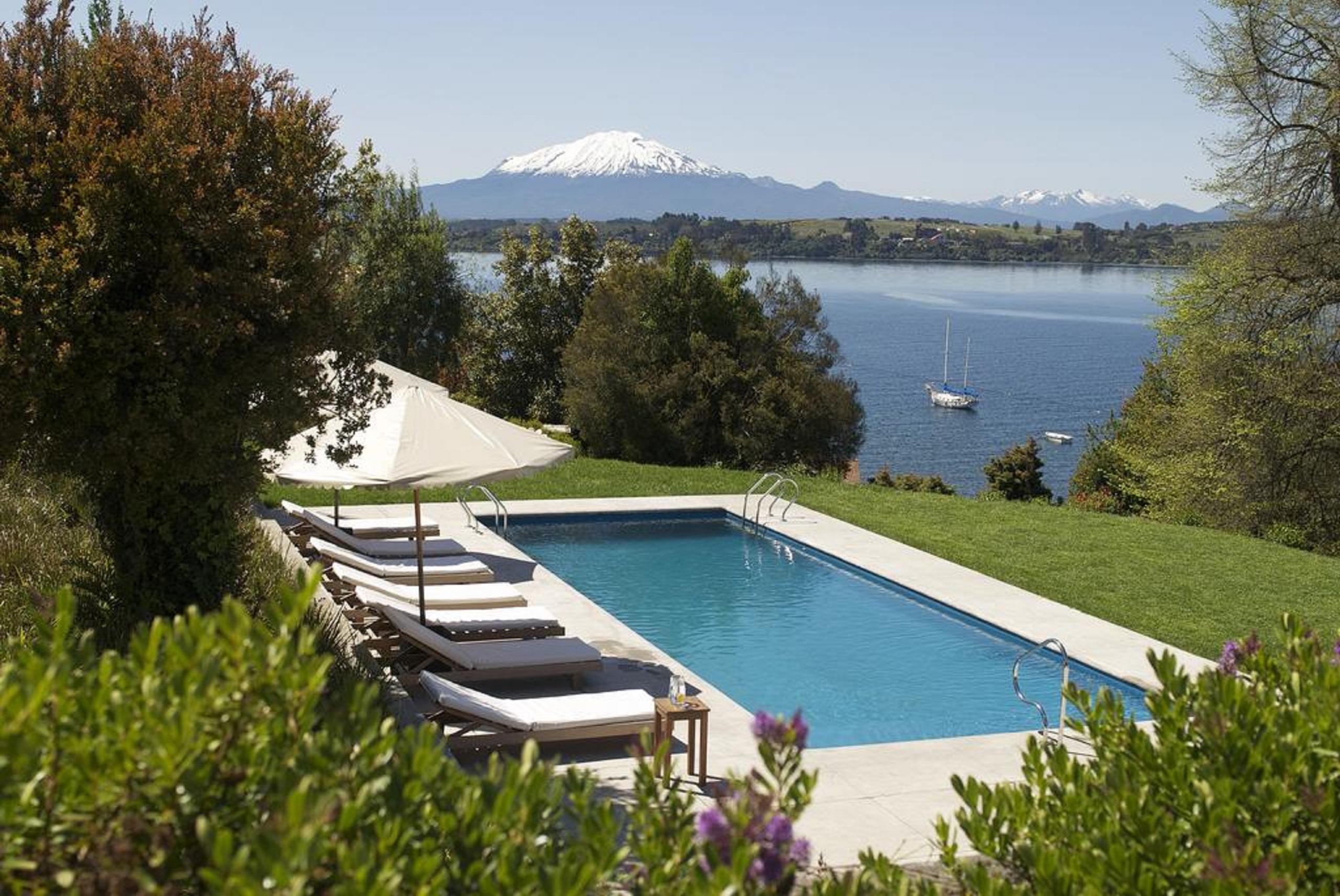 Enjoy Puerto Varas Buitenkant foto The swimming pool at The Landing, with a view of Lake Taupo and Mount Ruapehu