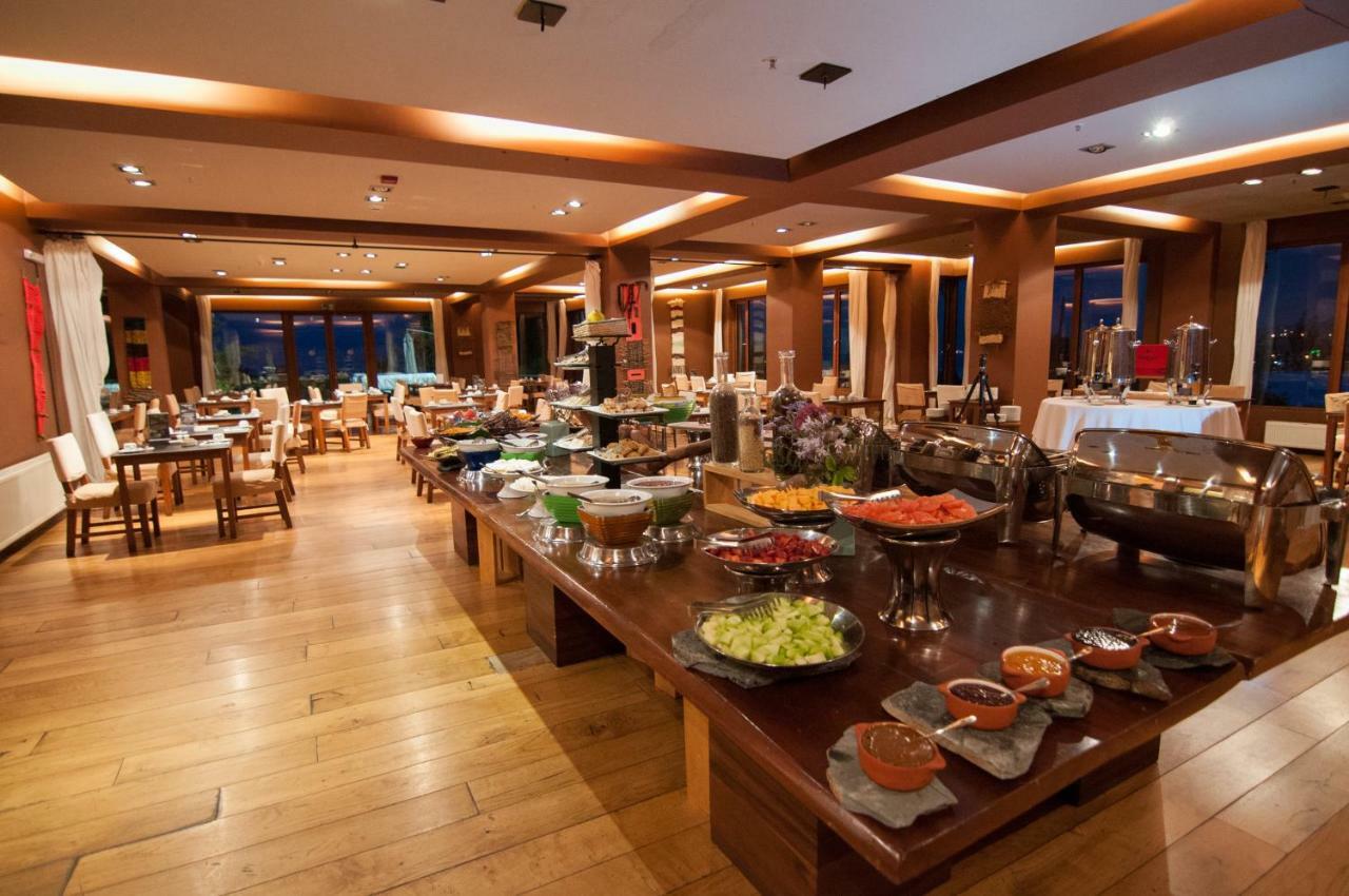 Enjoy Puerto Varas Buitenkant foto The buffet at the restaurant